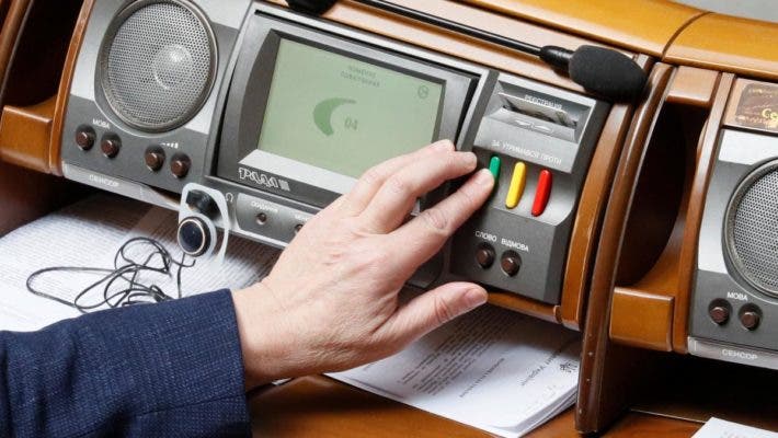 "Слуги" так спешили принять закон про олигархов, что испортили документ. Теперь придется подписывать неразбериху