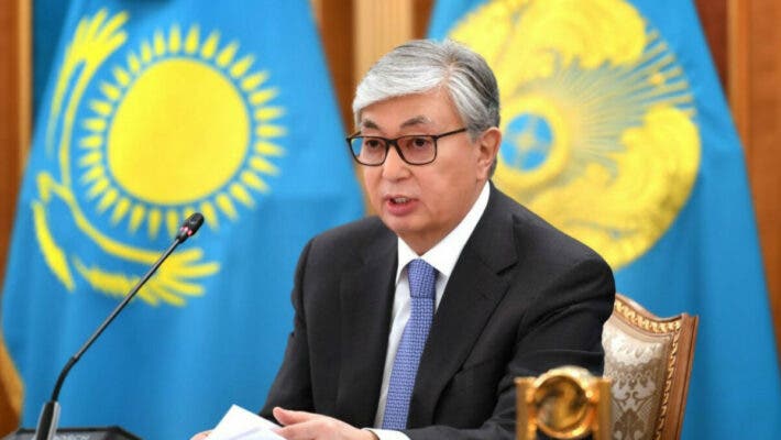 ⚡Президент Токаев сместил с поста Назарбаева. Протестующие отбирают оружие у силовиков и поджигают админздания. Элита бежит из страны (Видео)