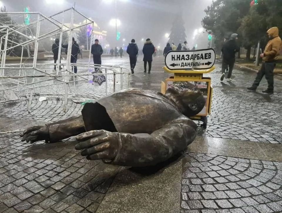 В Казахстане протестующие повалили памятник Назарбаеву