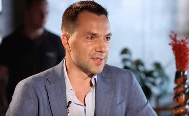 Арестович неожиданно обвинил Зеленского в нарушении обещаний и уволился из ОП (Видео)