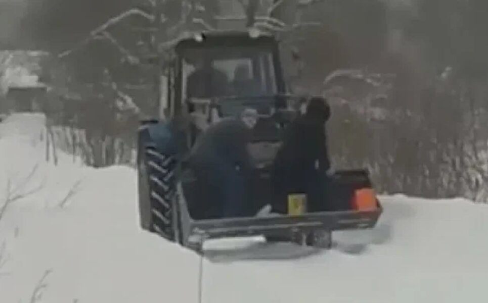 Все деньги ушли военным: сети позабавило видео спасения в России пациента в ковше трактора