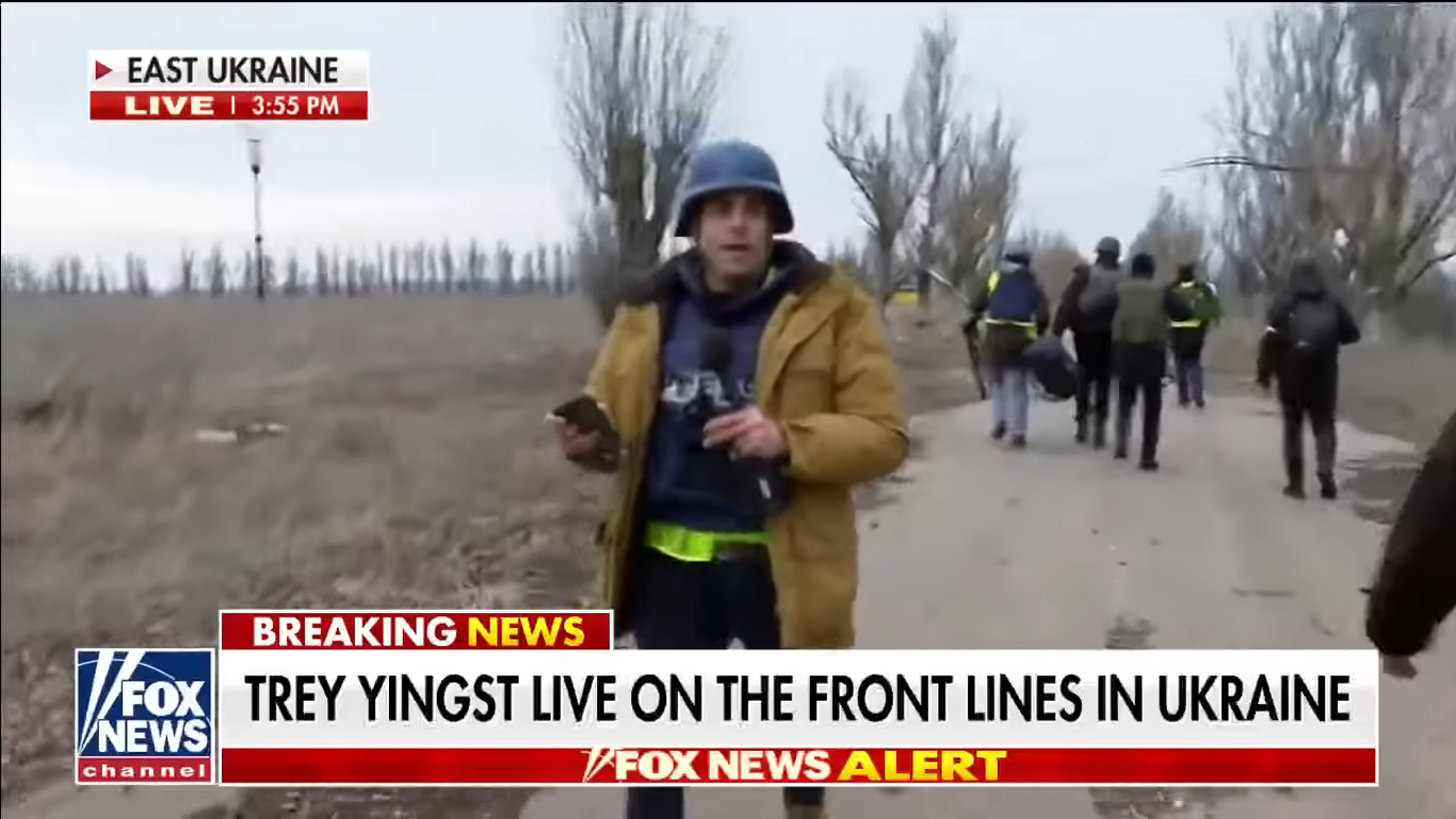 "Та беги, *б твою мать!" Американский журналист попал под обстрел на Донбассе, военные его "ускорили". Видео