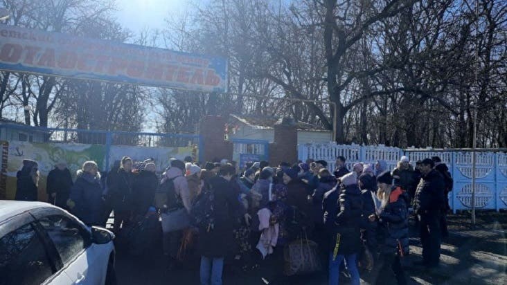 «Мы приехали в никуда»: Беженцев из "Л/ДНР" не могут устроить в РФ и не пускают обратно (Видео)