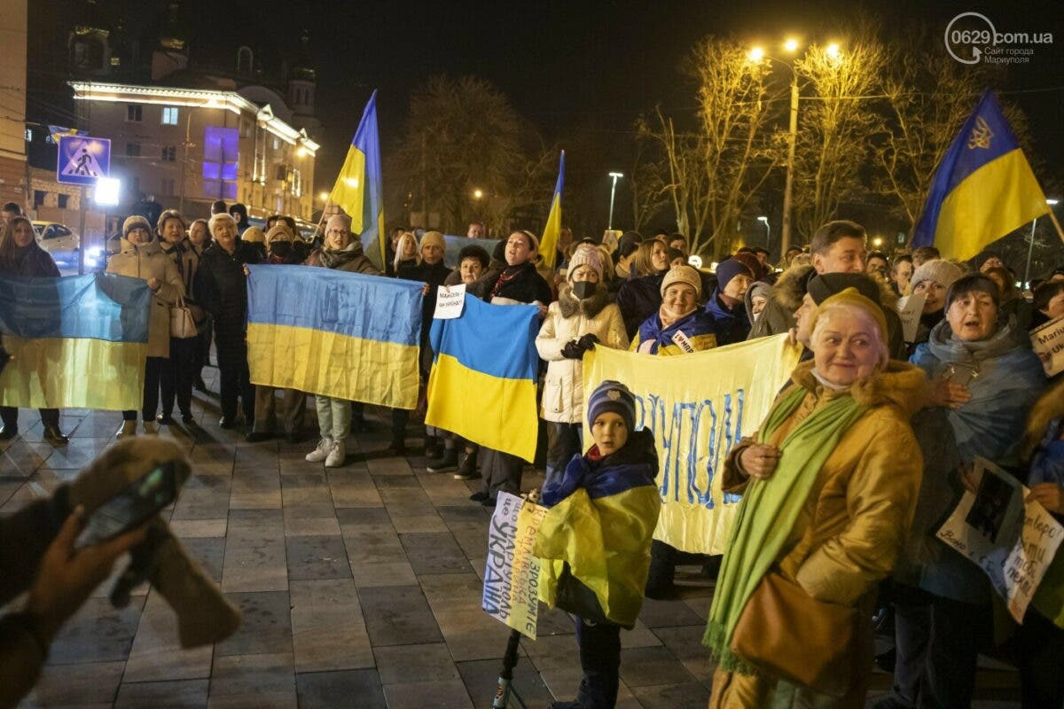 «Не надо нас спасать»: Жители Мариуполя провели проукраинский митинг