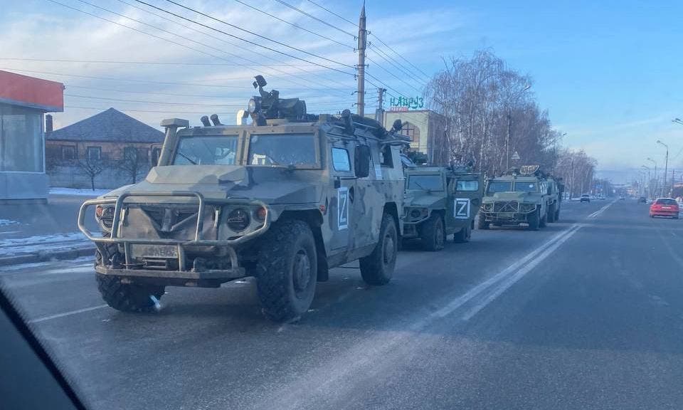 Российские войска вторглись в Харьков. Получили «по зубам», бросили машины и разбежались (ВИДЕО)