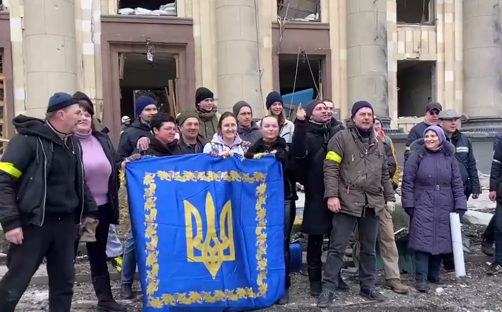 Харьковчане передали оккупанту привет из-под уничтоженного здания ОГА на площади Свободы (видео)