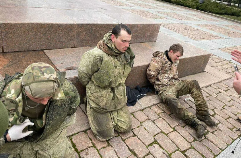 "Неудачно приземлились": в Николаеве задержали российских десантников. Видео