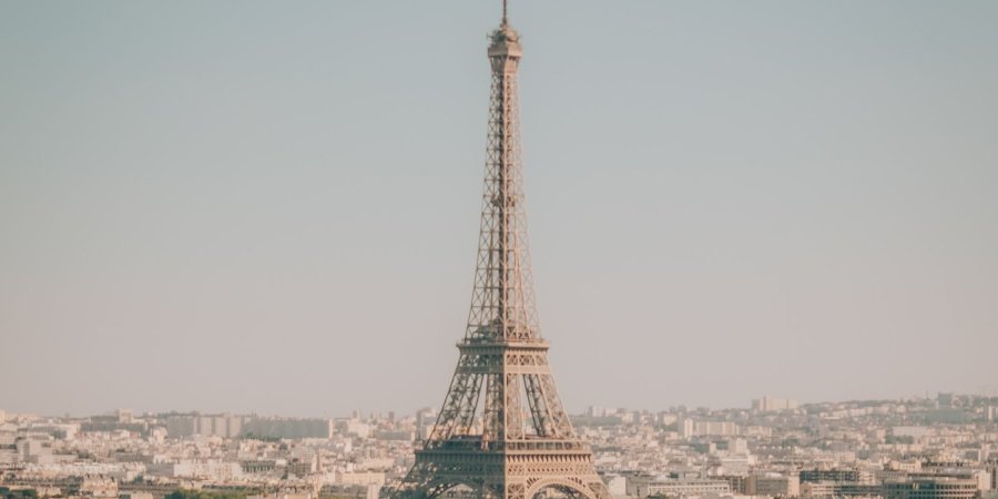 «Если мы упадем, упадете и вы». Европейцев призвали повлиять на закрытие неба над Украиной, показав бомбардировку Парижа