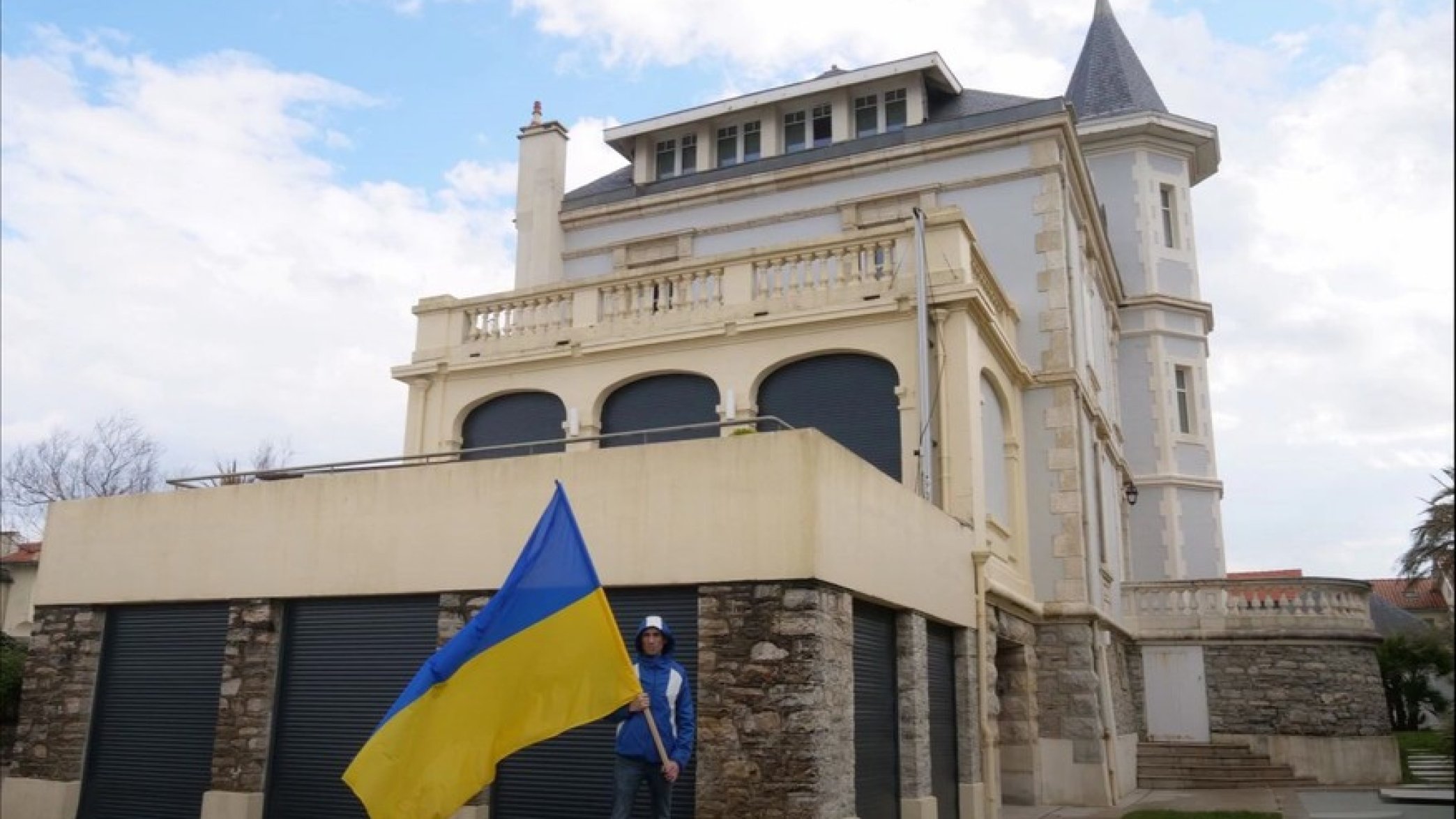 Во Франции захватили виллу дочери путина и готовятся принять там беженцев из Украины: подробности