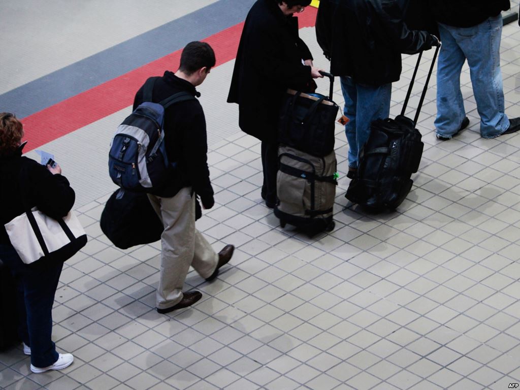 Все, у кого хоть немного мозгов хватает, рванули прочь из России. Бегите, пока можете. А то куполом придавит