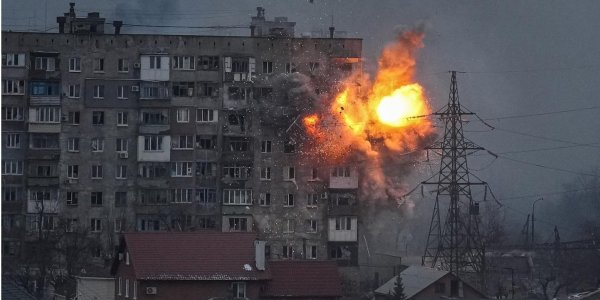 Мариуполь в огне: украинские военные показали жесткое видео