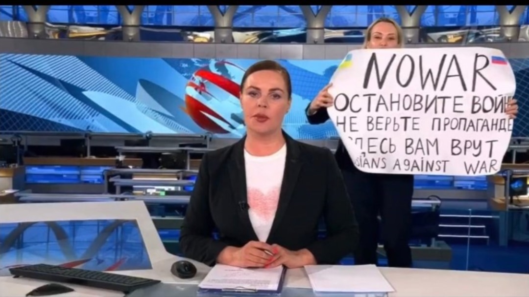 Почему антивоенный демарш в эфире "Первого канала" — постановка. Медийщики назвали 13 аргументов