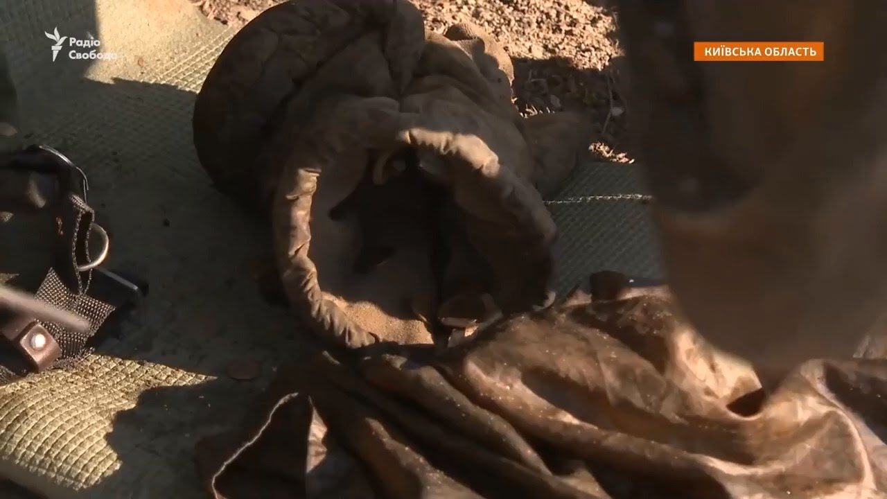 Не побрезговал даже мелочью: украинские военные показали "трофей" ликвидированного оккупанта