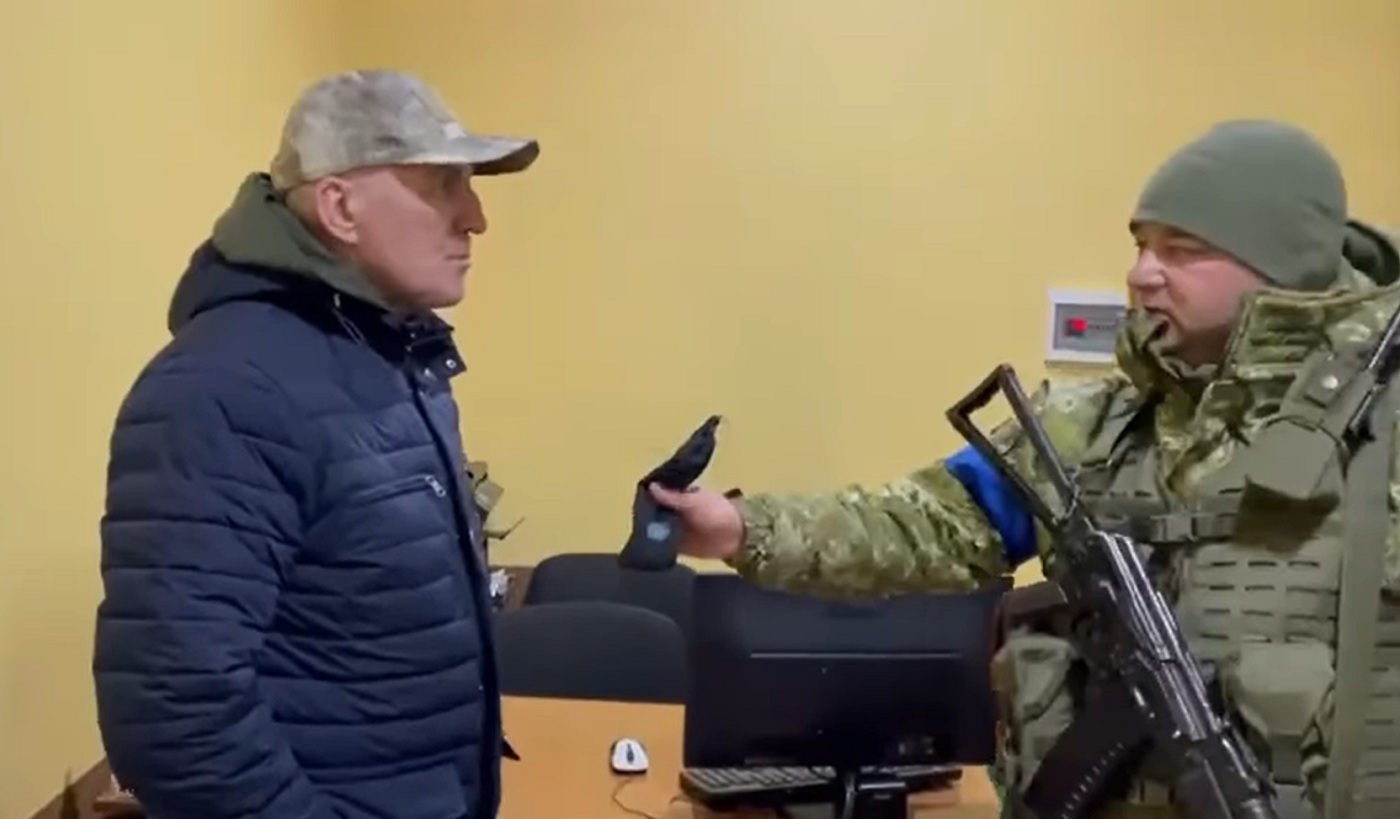 Посол Беларуси покинул Украину: пограничники вручили ему "30 сребреников", видео