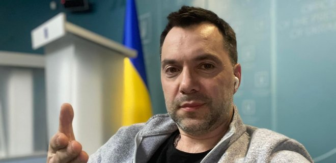 Арестович наконец раскрыл тайну, почему он так тихо говорит. Видео