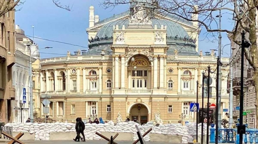 Оккупанты устроили ракетную атаку на Одессу: в некоторых районах начались пожары