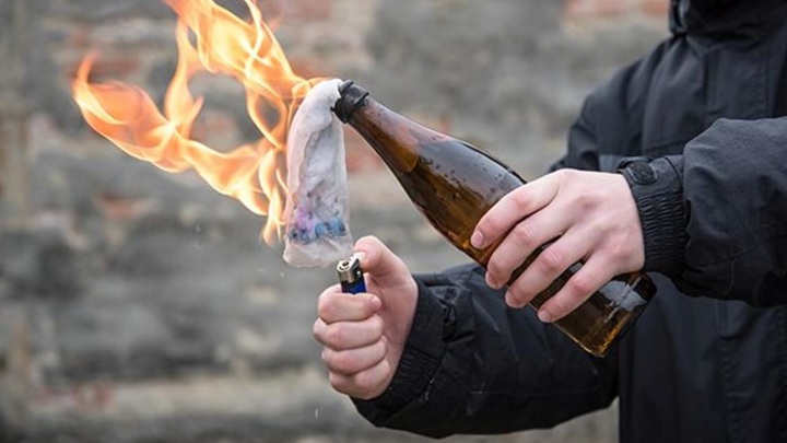 Вспыхнул за секунды: Неизвестные подожгли военкомат в Нижневартовске (Видео)