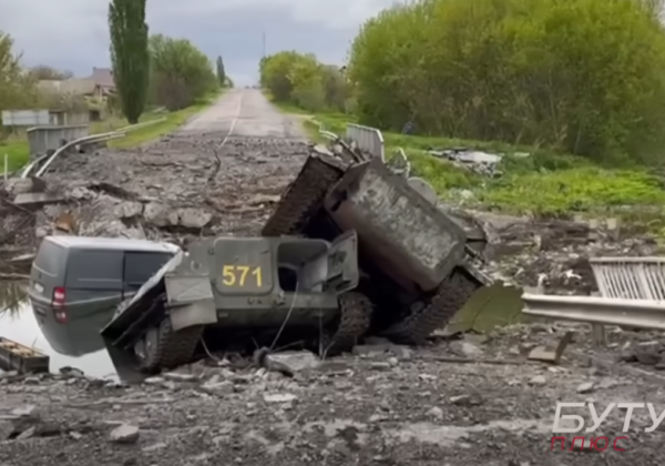 Оккупанты на бронетехнике свалились в реку, не заметив разрушенный мост (Видео)