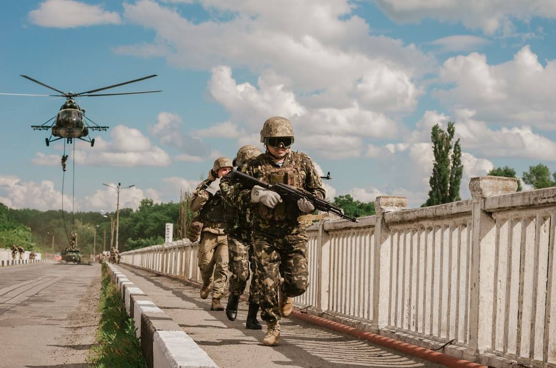 Бой длился 14 часов: Львовские десантники разбили элитный полк РФ