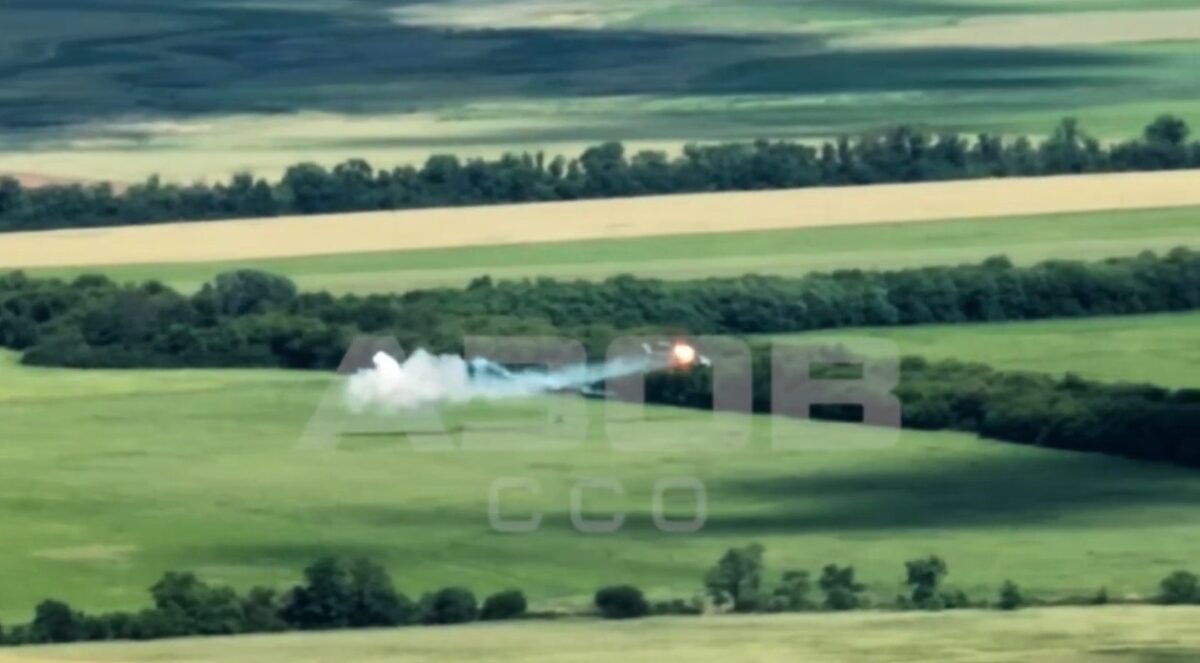 Украинские защитники сбили еще один вертолет россиян: зрелищное видео