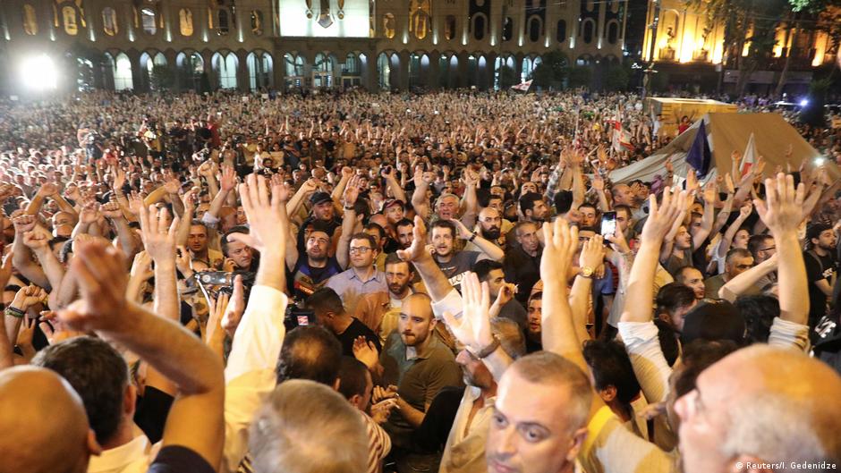На улицах Тбилиси - море людей: видео масштабной акции в поддержку интеграции в ЕС