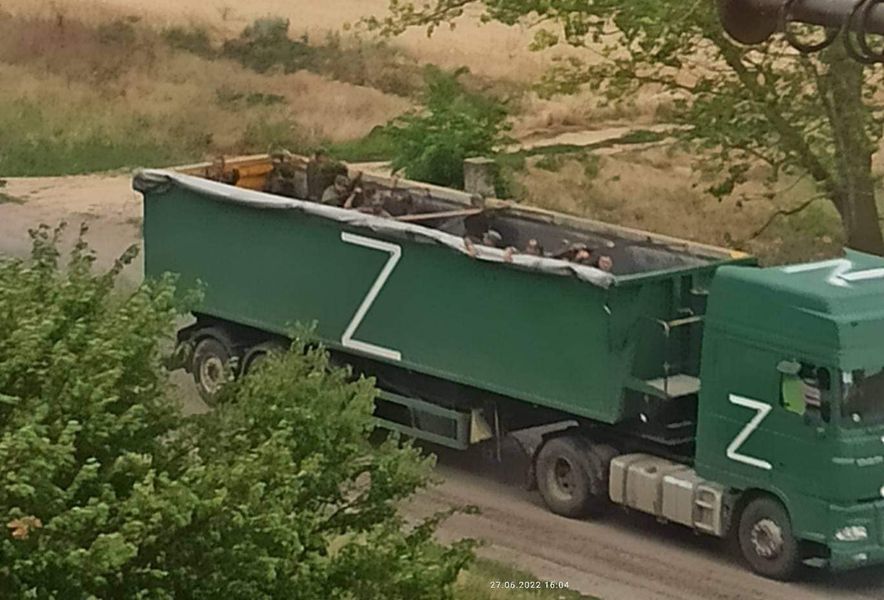 Оккупанты готовятся бежать из Херсона -  унитазные войска начали вывозить мебель и бытовую технику