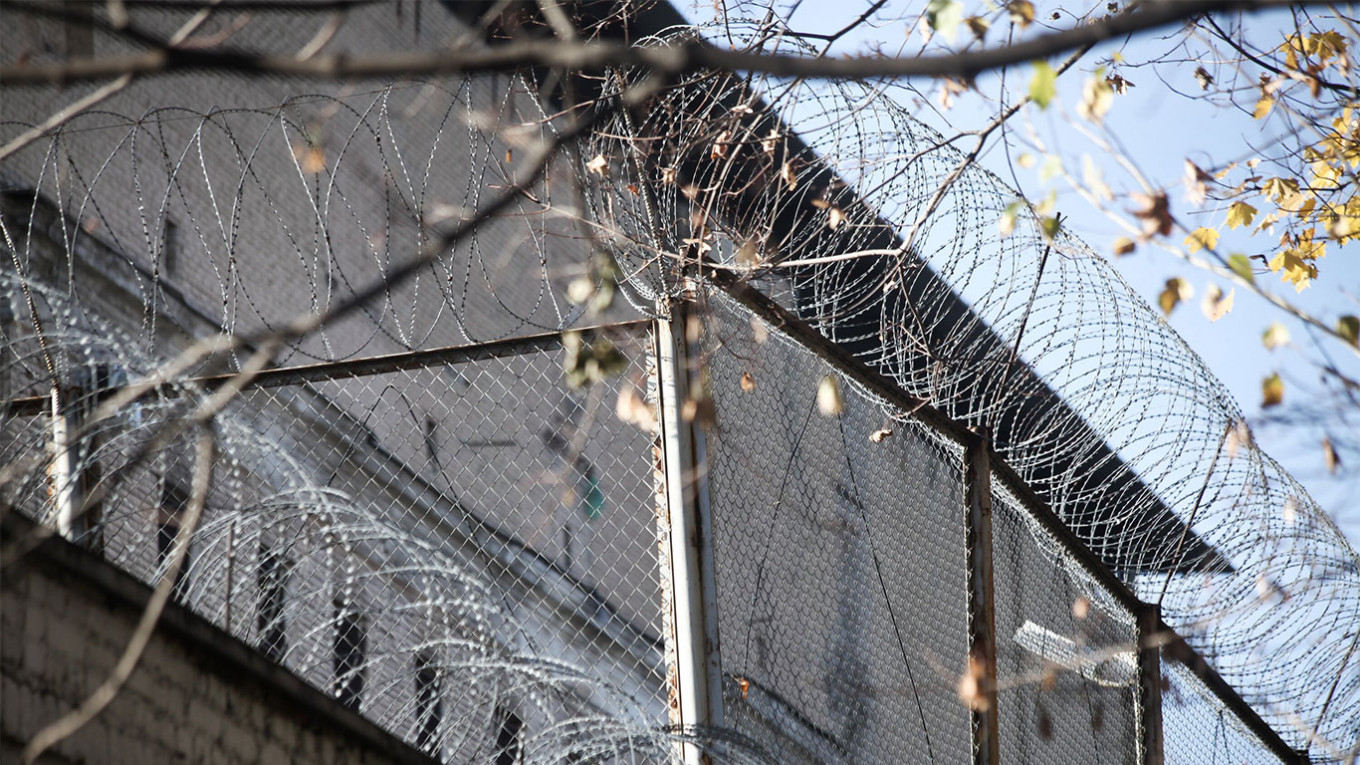 Добровольцев для войны с Украиной собирают по колониям. В личных делах ставят отметку "ПОБЕГ"