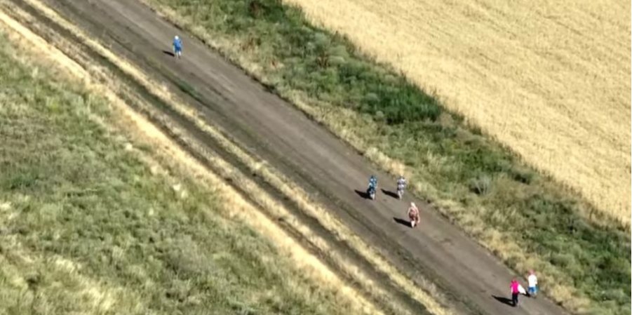 Несмотря на обстрелы: жители Херсонской области бегут от войны пешком проселочными дорогами — видео