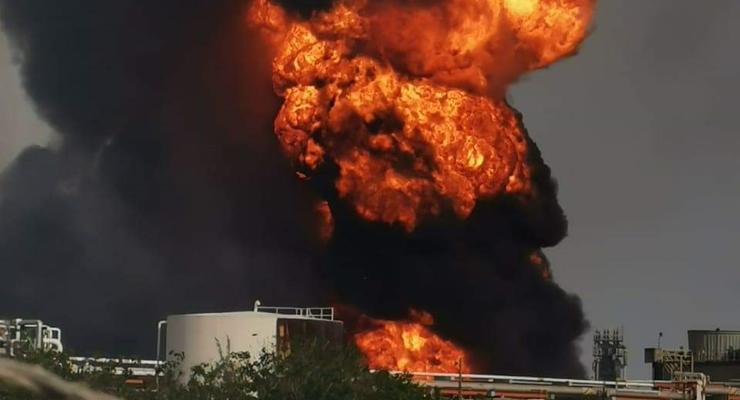 ⚡ В Донецке после серии взрывов горит нефтебаза оккупантов (Видео)