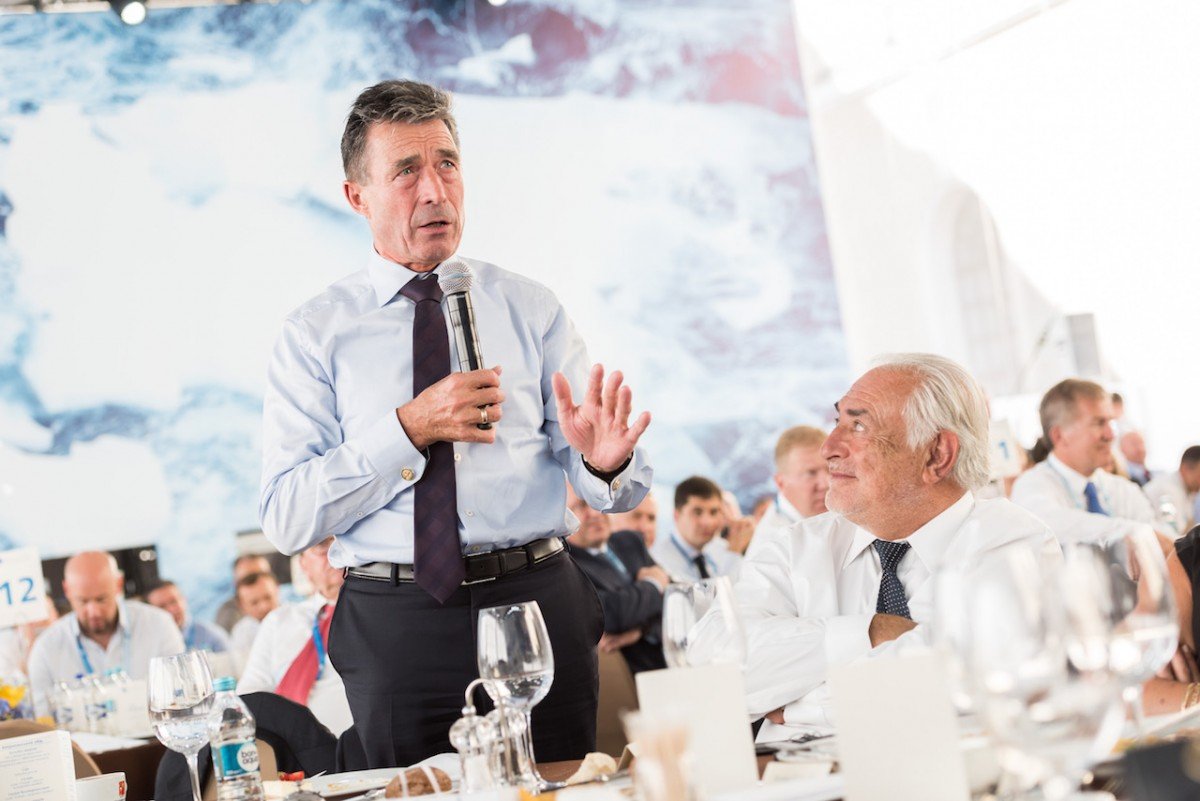 Экс-генсек НАТО обвинил Макрона во вредительстве и ослаблении Украины в начале войны