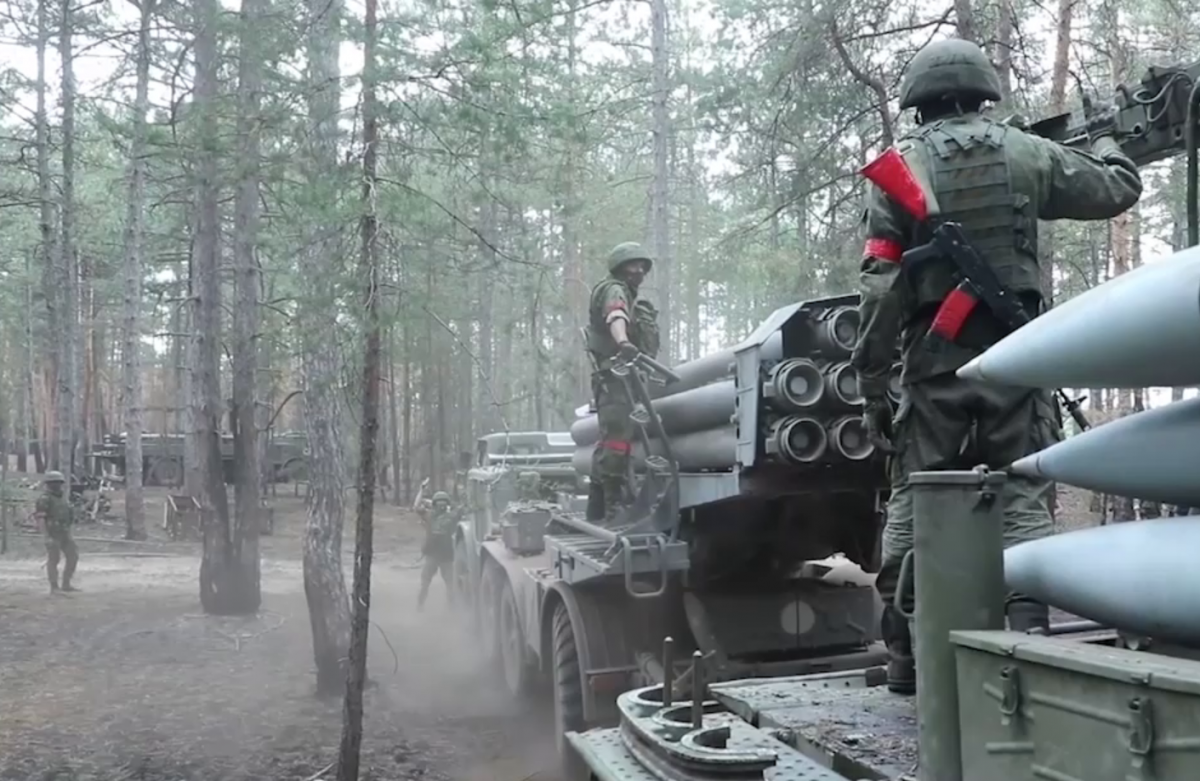 Готовит ли РФ Херсон к огневому кольцу: враг закапывает в городе странные бочки - Жданов