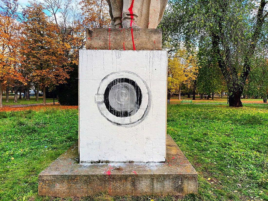 В Чехии постамент советского памятника превратили в "стиральную машину" (ФОТО)