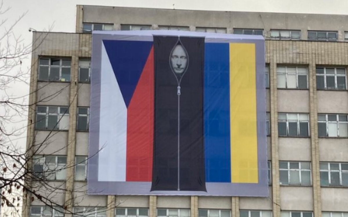 На здании МВД Чехии вывесили изображение Путина в пластиковом мешке для трупов