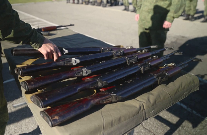 Мобилизованных в РФ отправляют на фронт с устаревшими и непригодными автоматами, которые стреляют патронами образца 1943 года – британская разведка