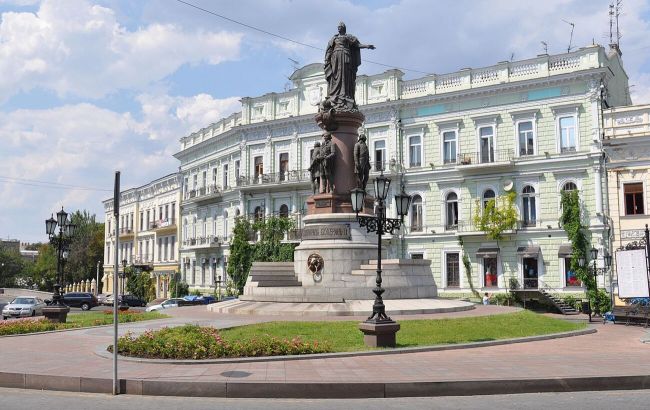 В Одессе решили демонтировать памятник Екатерине. Работы уже начались (Видео)