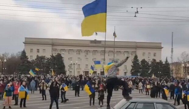 ✅ВСУ вошли в Херсон. Местные жители встретили их с флагами и слезами на глазах (фото видео)