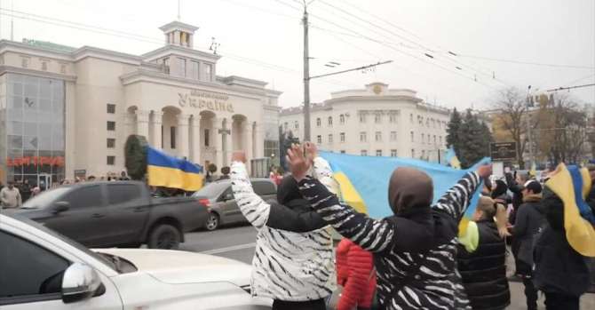 Херсон празднует освобождение: видео масштабного шествия с гигантским флагом Украины