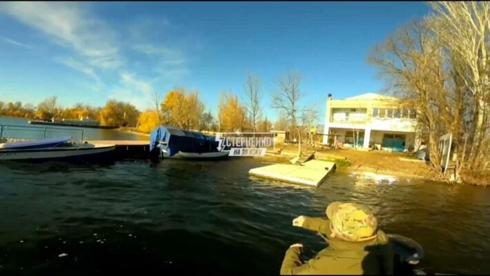 Во время отступления из Херсона российский оккупант снял видео, как их обстреляли свои же