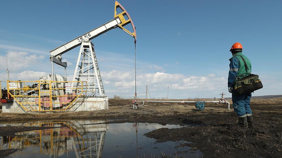 В России говорят, что не будут поставлять нефть тем, кто присоединится к потолку цен. Дурилки картонные, они уже перестали ее у вас покупать