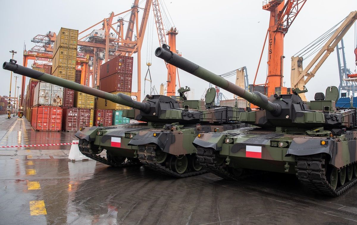 В Польшу массово прибывает огромное количество военной техники из США и Южной Кореи (Видео)