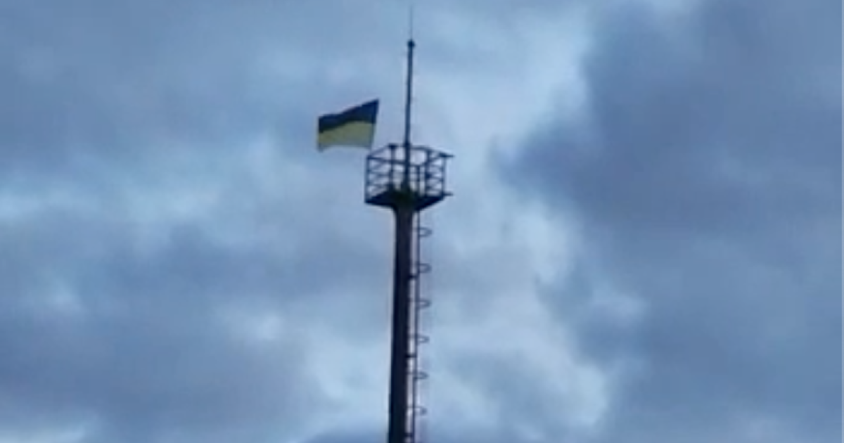 В оккупированном Крыму в селе Межводное установили украинский флаг (Видео)