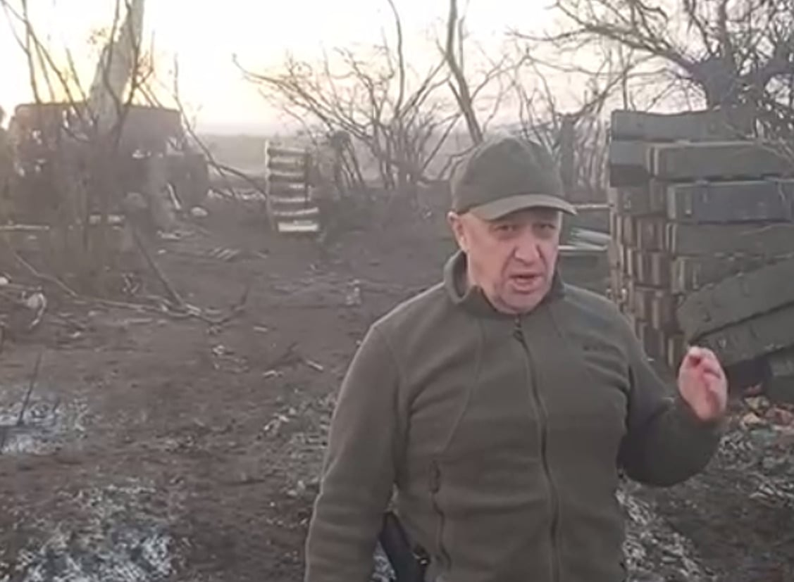 «Это крепость в каждом доме»: Пригожин «объяснил», почему его наемники не могут взять Бахмут