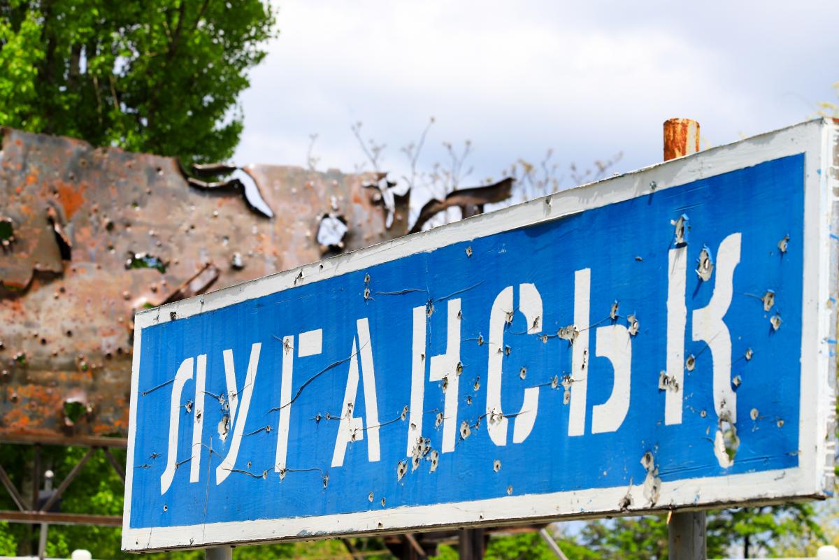 На Донбассе "тревожно": оккупанты начали эвакуацию из Луганска и боятся выходить из тыла