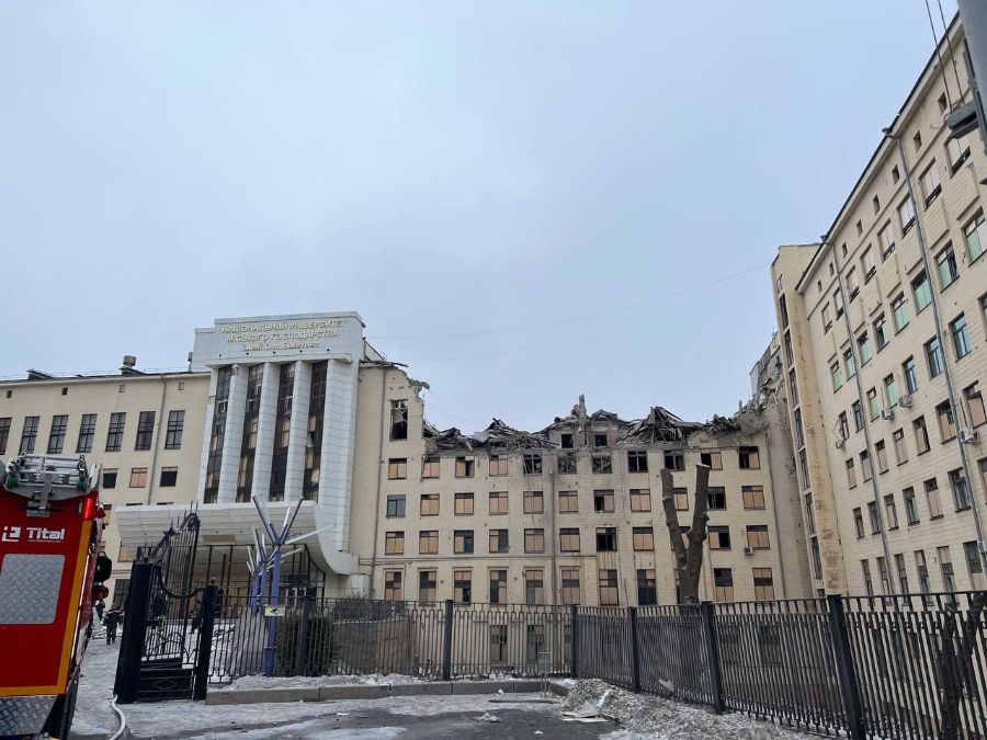 Россия ударила ракетами С-300 по центру Харькова: в здание университета и жилой дом, есть пострадавшие.