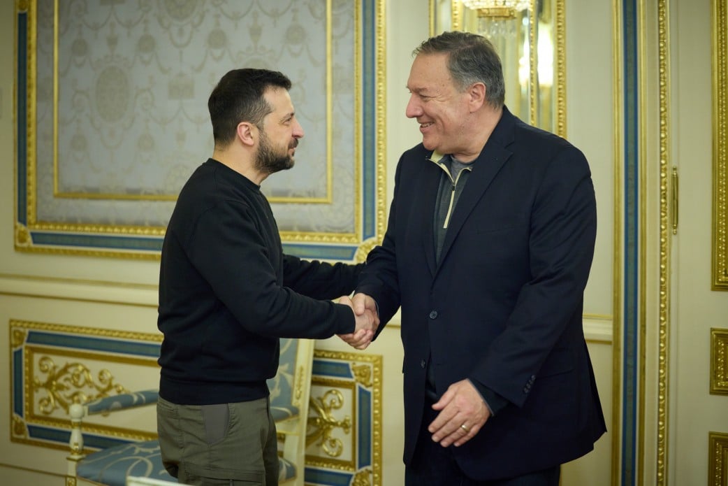 Экс госсекретарь США Помпео приехал в Киев и пообещал работать над предоставлением Украине F-16