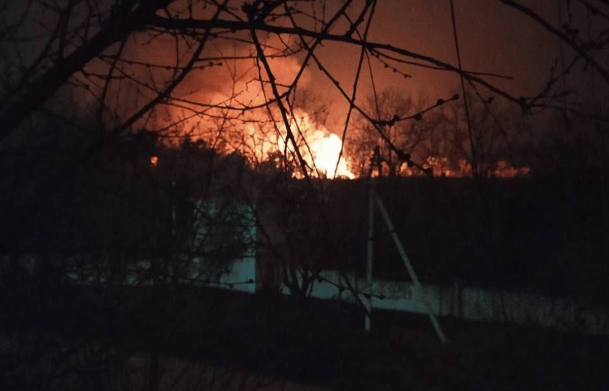 Под оккупированным Симферополем вспыхнул масштабный пожар (Видео)