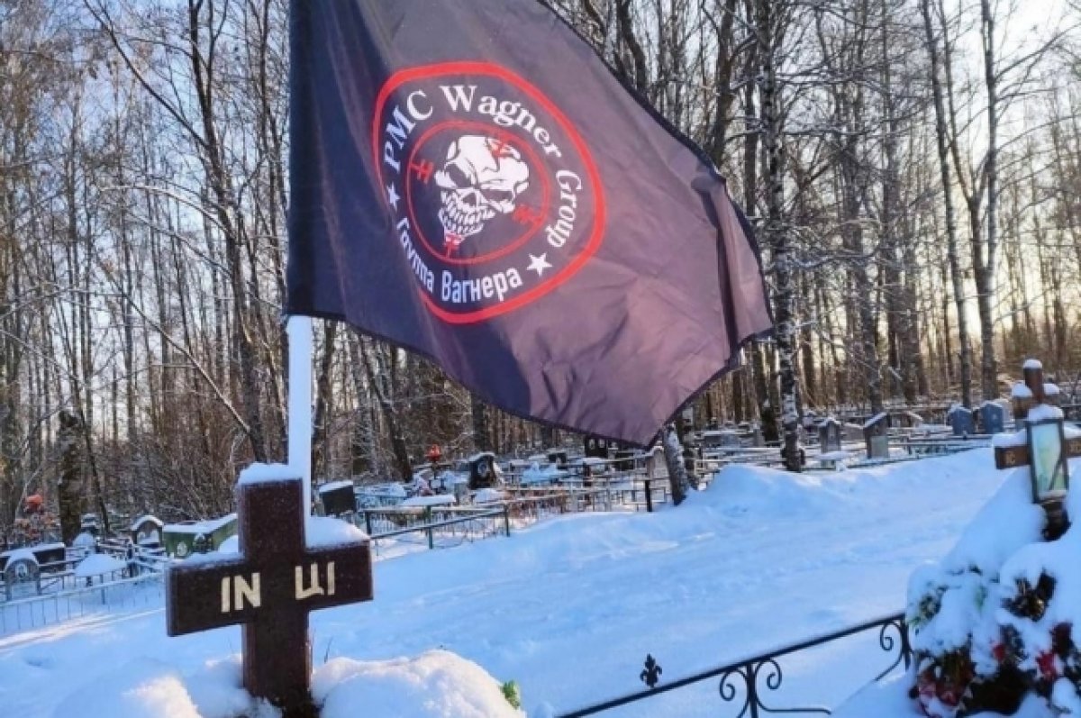 "Герои", которых заслужила Россия: киллеров хоронят с почестями и караулом из детей