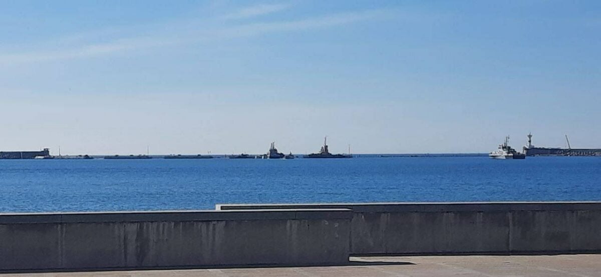 Оккупанты перекрыли плавучими модулями вход в Севастопольскую бухту