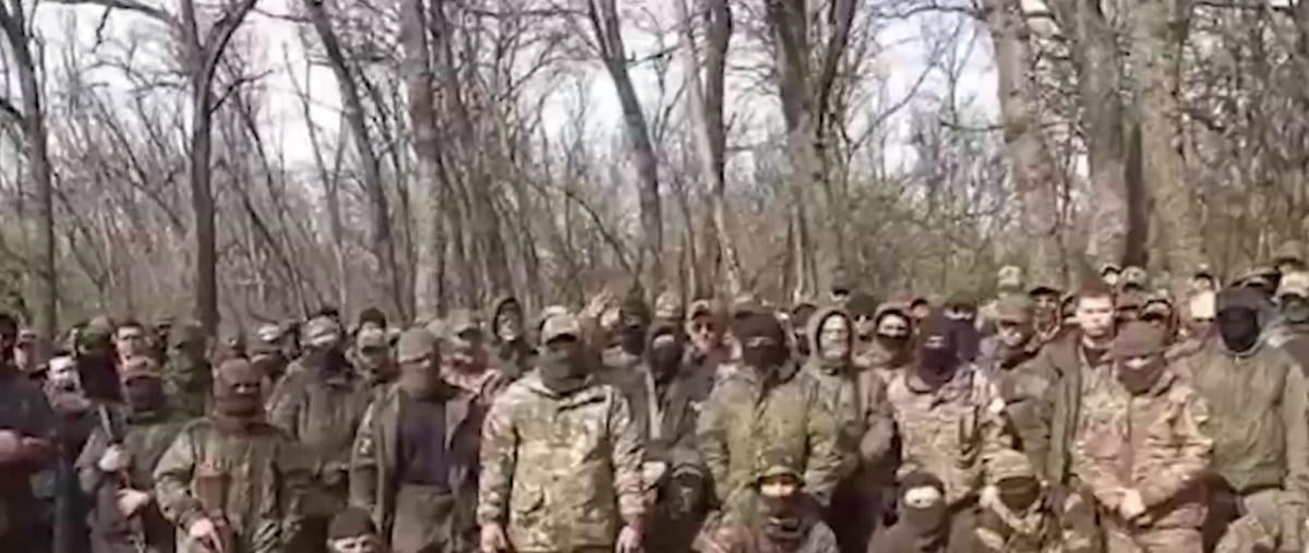 Отобрали военные билеты и бросили в поле: российские "мобики" в Луганской области заныли из-за беспредела командиров