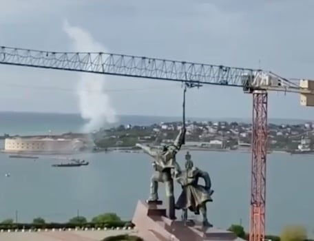 В Севастополе оккупанты снова жалуются на «атаку беспилотников» (Видео)